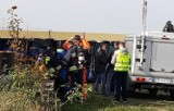 Policyjna akcja pod nadzorem prokuratory na posesji w Spytkowicach – zabezpieczono kilkaset pojemników z podejrzaną substancją