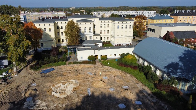 Inwestycja przy liceum ogólnokształcącym w Strzelcach Opolskich pochłonie blisko 3 miliony złotych. Obiekty sportowe mają służyć także okolicznym mieszkańcom.