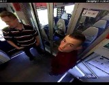 Mamy zdjęcia sprawców kradzieży walizki w pociągu. Wysiedli na dworcu w Toruniu