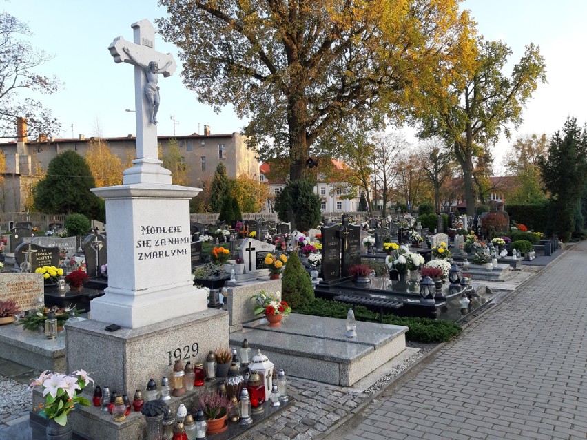 Cmentarz komunalny w Oleśnie.