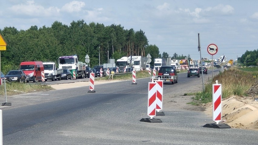 Na skrzyżowaniu DK1 z ul. Konstytucji (pierwsze zdjęcie)...