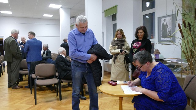 Maria Pałkus po spotkaniu promocyjnym podpisywała swoją książkę