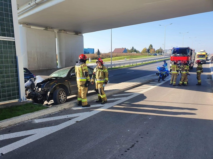 Kraków. Wypadek na Igołomskiej. Auto wbiło się w bariery