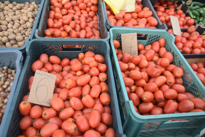Warzywa, ubrania, jabłka, buty, węgiel, skarpety - tym handlowano 24 października w Przysusze na targowisku. Zobaczcie zdjęcia