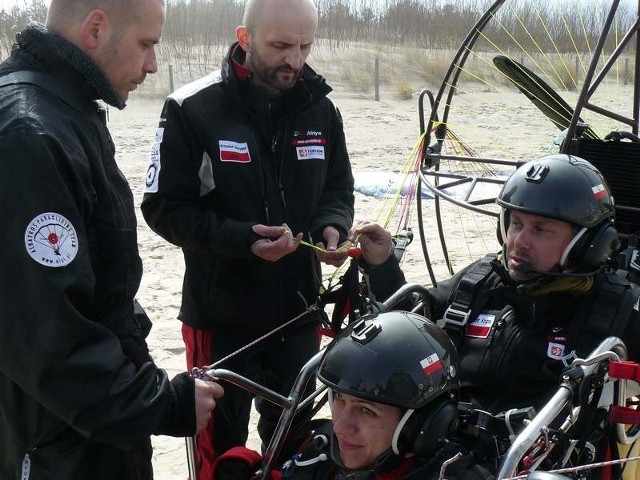 Piotr Krupa, Alina Jędrys, Krzysztof Szczygieł krótko przed startem ze świnoujskiej plaży. Po lewej Kamil Czech ze Świnoujścia.