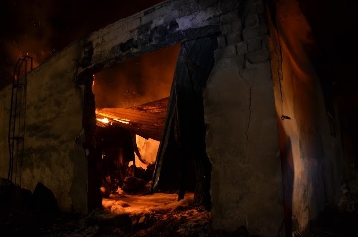 Groźny pożar w Trzebini. Spłonęła hala, gdzie przetwarzano gumy i plastik