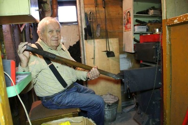 - Gdybym miał możliwość, żeby podłączyć się pod ciepłownię, to zrobiłbym to bez wahania - przyznaje 81-letni Antoni Kuźmiuk, jeden z mieszkańców osiedla.
