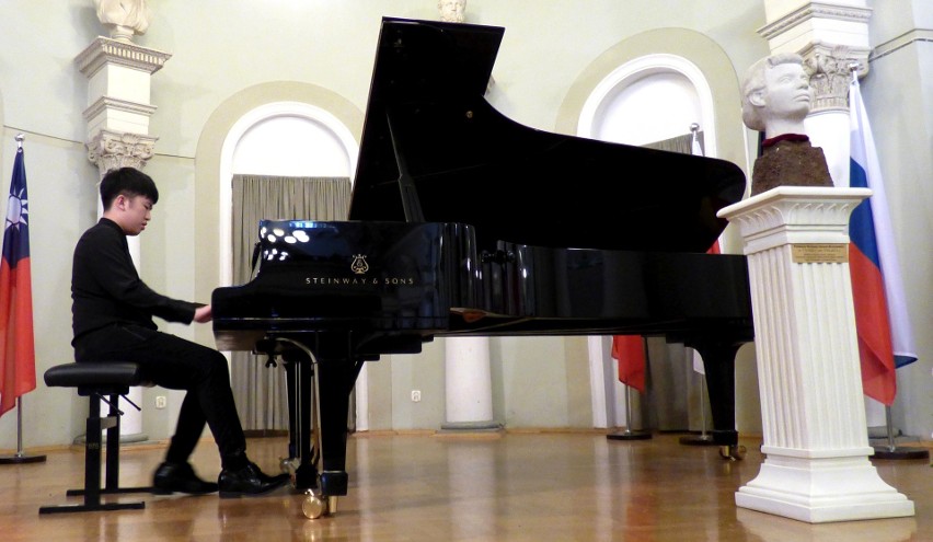 Chiński pianista Zixi Chen zainaugurował serię koncertów...