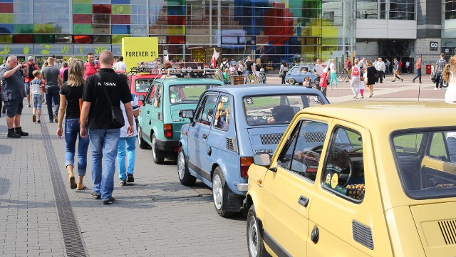 Fiat 126pDokładnie 44 lata temu z taśmy montażowej w Bielsku-Białej zjechał pierwszy egzemplarz Fiata 126p. Samochód szybko stał się obiektem pożądania – głównie dlatego, że wtedy na rynku motoryzacyjnym nie było większej alternatywy. Dzisiaj historia zatoczyła koło i poczciwy „Maluch” zdobywa coraz to nowe rzesze fanów, osiągając niejednokrotnie bardzo wysokie ceny.Fot. Łukasz Kasprzak