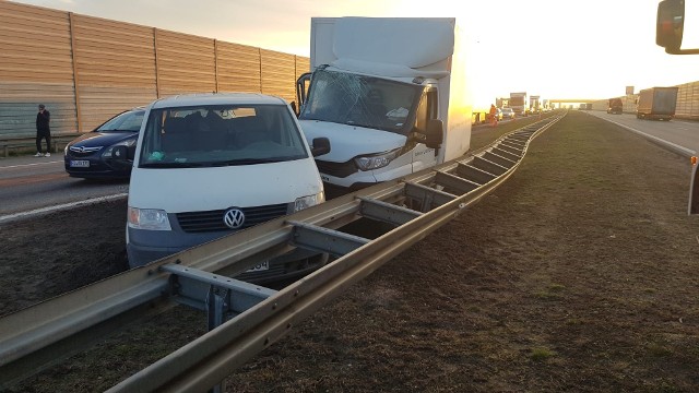 Do kolizji z udziałem dwóch busów i samochodu ciężarowego z naczepą doszło rano w czwartek 14 kwietnia na autostradzie A 2 w powiecie łowickim. W wyniku kraksy ciągnik rolniczy spadł z lawety ciągnionej przez jednego busa, natomiast z drugiego rozbitego busa trzeba było wyładować przesyłki kurierskie. Na szczęście nikt nie doznał obrażeń. 