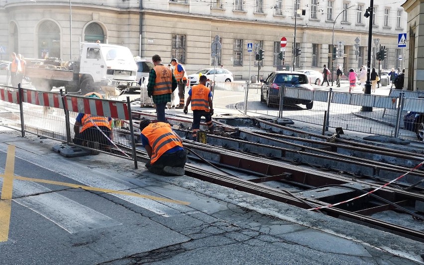 Remont torowiska w centrum Krakowa. Ile jeszcze potrwa i jak postępują prace?