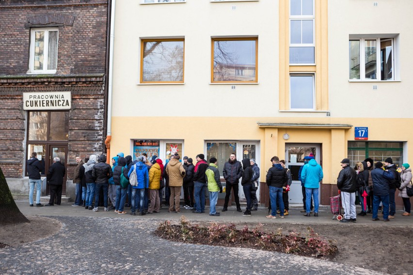 W tłusty czwartek przed cukiernią „Zagoździńskich” ustawiają się długie kolejki