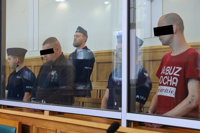 Sprawcy okrutnej zbrodni, 32-letni Krystian P. i 35-letni Hubert P., na ławie oskarżonych Sądu Okręgowego w Łodzi.