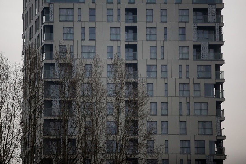 Apartamentowce przy Sokolskiej w Katowicach z szarą elewacją. Inwestycja Sokolska Towers ma być gotowa wiosną 2021. Mieszkania buduje Atal
