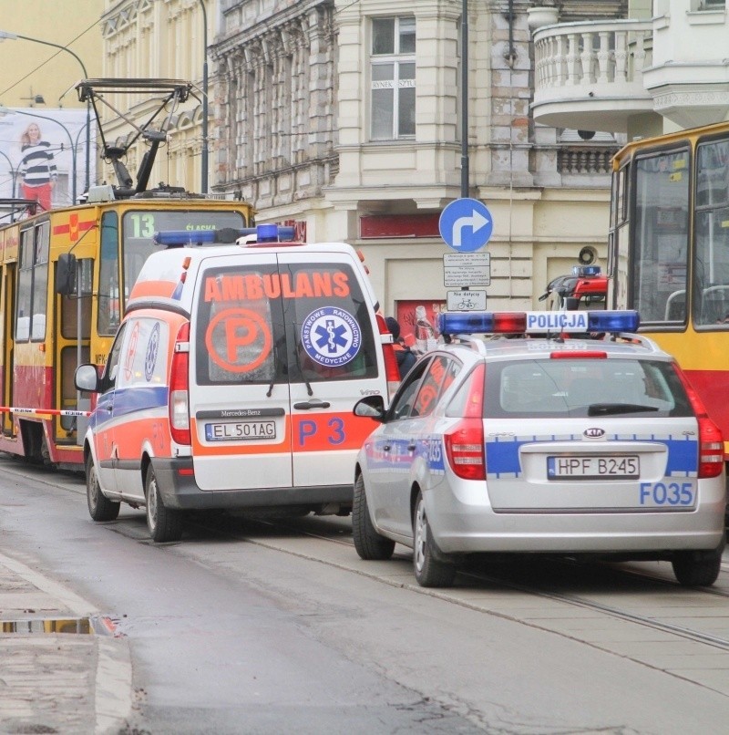 Groźny wypadek w centrum Łodzi! Dwóch mężczyzn wpadło pod tramwaj! Pili piwo? [FILM, zdjęcia]