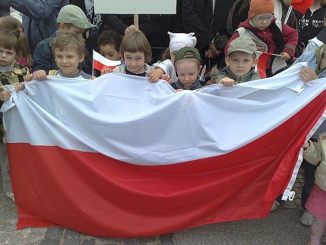 Przedszkolaki dumnie demonstrują biało-czerwone flagi