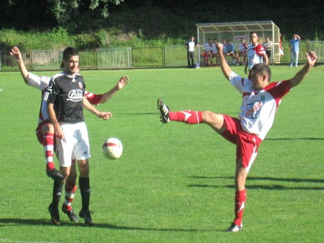 Mateusz Kocur (z prawej) wraz z kolegami stworzyli sobie kilka sytuacji do zdobycia gola ale meczu wygrać nie zdołali