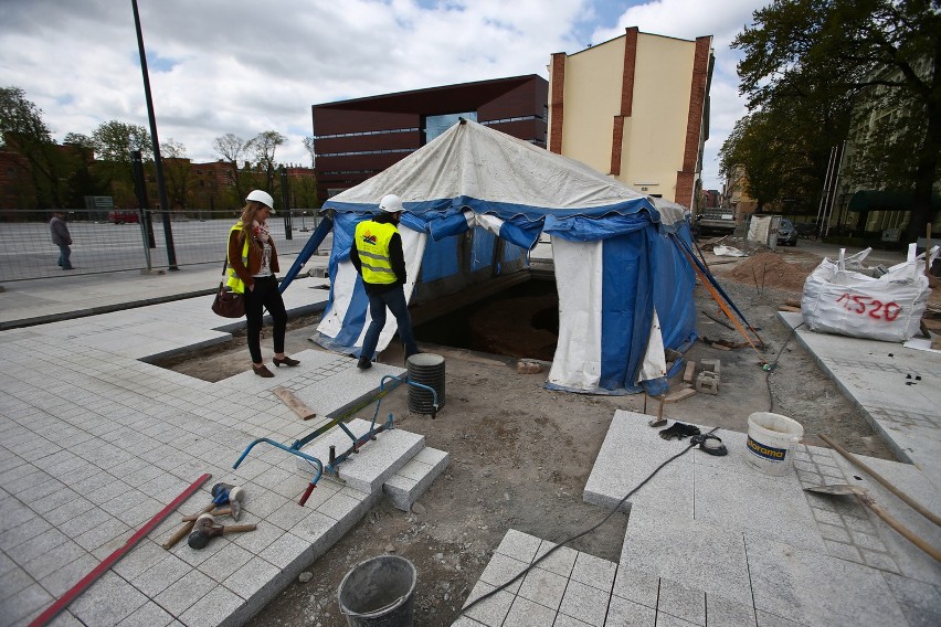 Trwają prace przygotowawcze i konserwacyjne. Mur w całej...