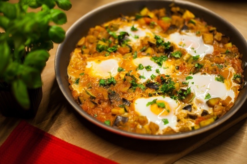 Śródziemnomorska shakshuka to świetny pomysł na nietypowe...