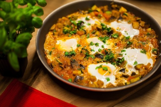 Śródziemnomorska shakshuka to świetny pomysł na nietypowe śniadanie.