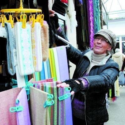Ludzie wciąż lubią pochodzić, podotykać towar &#8211; mówi Klara Linkiewicz, właścicielka sklepu z gustownymi szalami