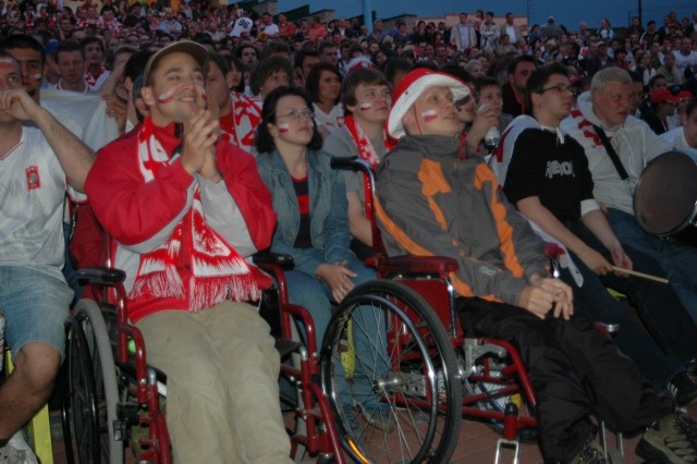 Transmisja meczu Polska - Niemcy (wynik 0:2) podczas Euro 2008 w amfiteatrze miejskim w Oleśnie.