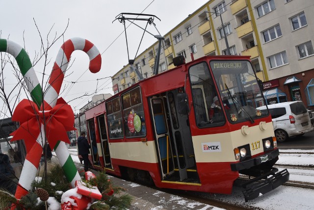 Mikołajkowy tramwaj bardzo szybko wypełnił się pasażerami. Każdy mógł liczyć na prezent lub ciepłą świąteczną herbatę.