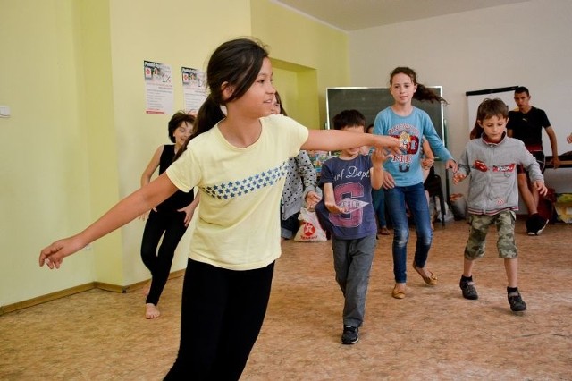Zajęcia z tańca to nie tylko wspaniała zabawa dla dzieci w różnym wieku, ale także forma terapii - podkreśla Julita Wołkowycka, instruktorka prowadząca zajęcia z podopiecznymi świetlic prowadzonych przez Caritas.