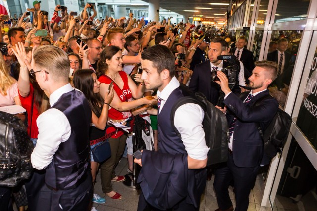 Przylot reprezentacji Polski z Euro 2016 we Francji na Lotnisko im. Fryderyka Chopina, w środku Łukasz Fabiański.