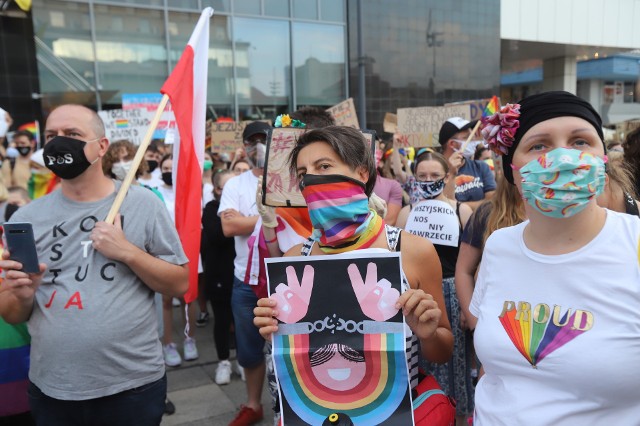 Manifestacja solidarności ze społecznością LGBT w Katowicach. Zobacz kolejne zdjęcia. Przesuwaj zdjęcia w prawo - naciśnij strzałkę lub przycisk NASTĘPNE >>>