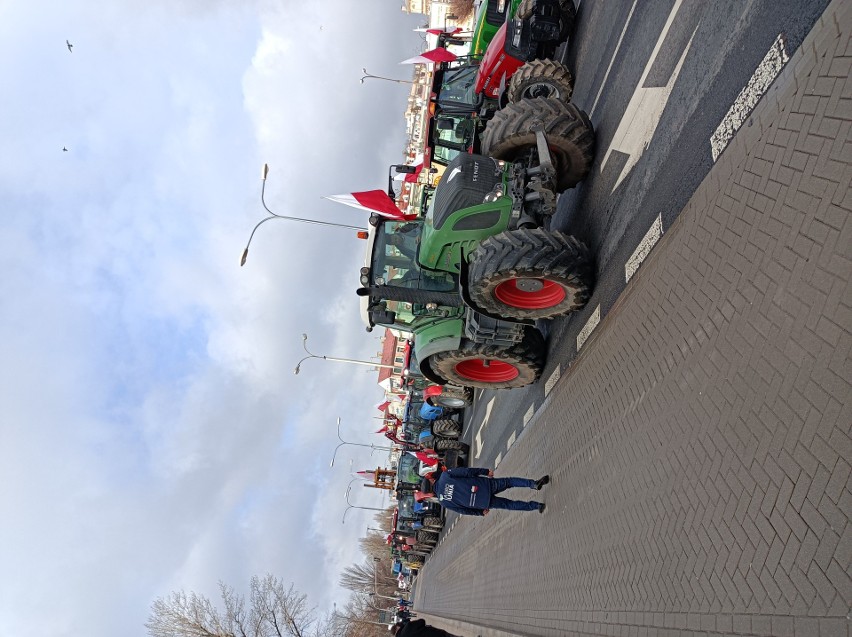 Lublin. Kilkadziesiąt ciągników wyjechało na ulice. Trwa protest Agrounii. Zobacz zdjęcia