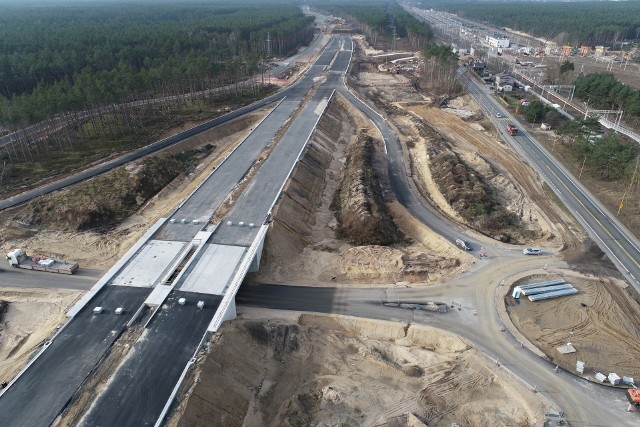 Tak wygląda budowa drogi ekspresowej S3 w województwie zachodniopomorskim. Gołym okiem widać, że zostało jeszcze sporo do zrobienia