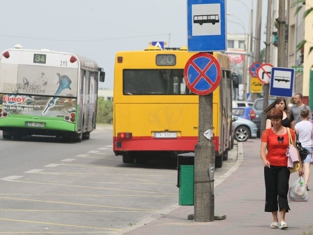 Na odcinku ulicy Żelaznej, między Żytnią a Złotą, wydzielono miejsca postojowe dla miejskich autobusów.