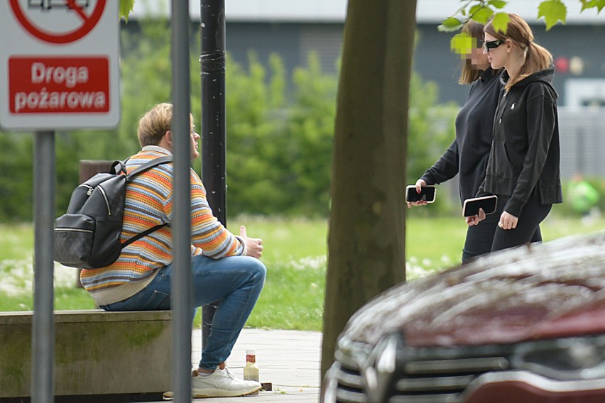 Roksana Węgiel migdali się z chłopakiem na oczach jego matki. Robili to w miejscu publicznym! (ZDJĘCIA PAPARAZZI)