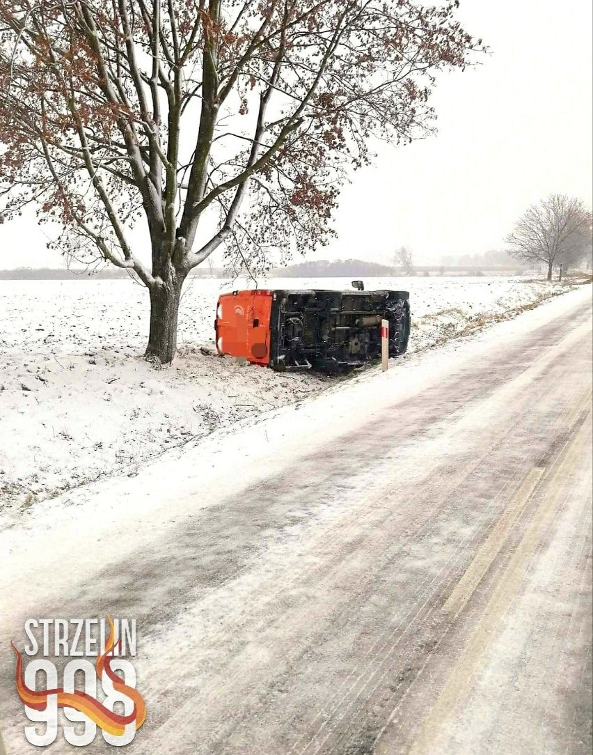 Ślisko na drogach pod Wrocławiem, samochody w rowach, wypadki. Zobaczcie zdjęcia 