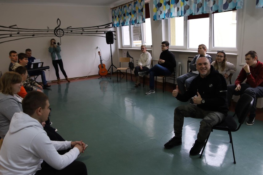 Szymon Wydra, muzyk z Radomia spotkał się z uczniami z Adamowa koło Białobrzegów. Zobacz zdjęcia