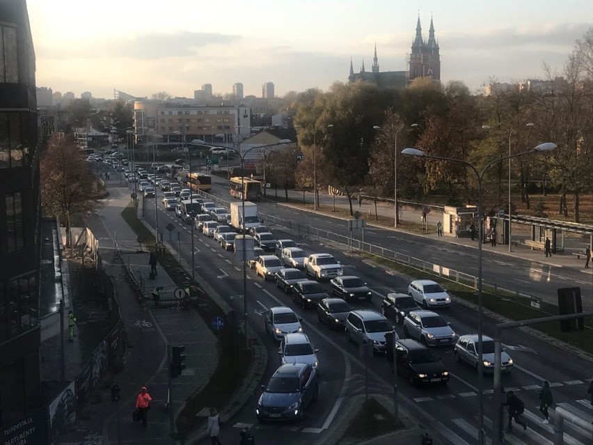 Wszystkich Świętych 2019 w Kielcach. Ruch na drogach wokół cmentarzy [RAPORT NA BIEŻĄCO, ZDJĘCIA, WIDEO]