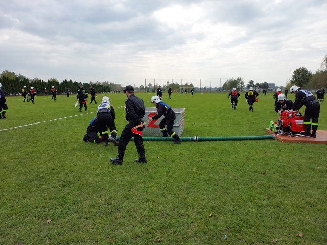 Na stadionie w Wieniawie rywalizowali druhowie i druhny z Ochotniczych Straży Pożarnych z regionu. W czasie zawodów strefowych mieli do wykonania zadania bojowe, ale była też sztafeta pożarnicza.