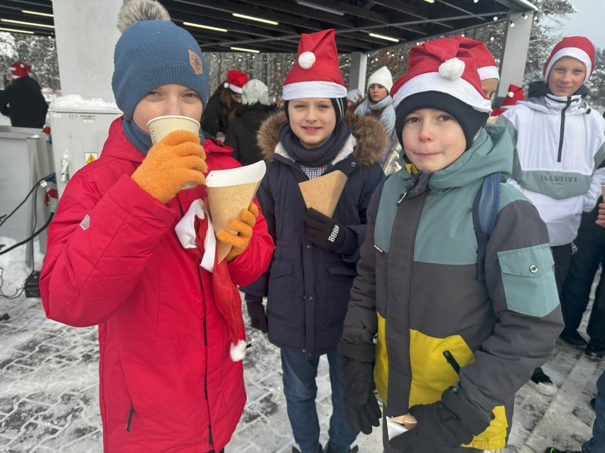 Otwarcie lodowiska w Strawczynie. Setka dzieci sunęła po tafli, był popcorn, ciepła herbata i... świąteczna niespodzianka. Film i zdjęcia