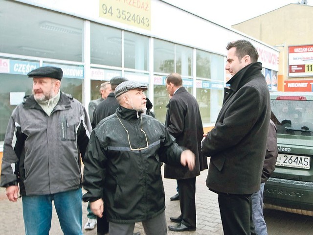 Wtorkowe spotkanie przed spornym sklepem. Z prawej Dariusz Zawadzki, obok niego (w środku) Tomasz Hrywniak. 