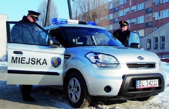 Łomżyńscy strażnicy na razie przyzwyczajają się do nowego auta, ale ogólnie są z niego bardzo zadowoleni