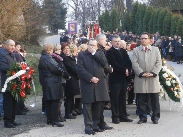 W ostatniej drodze proboszcza z Mydłowa uczestniczyli przedstawiciele władz województwa, powiatu opatowskiego i gminy Iwaniska.