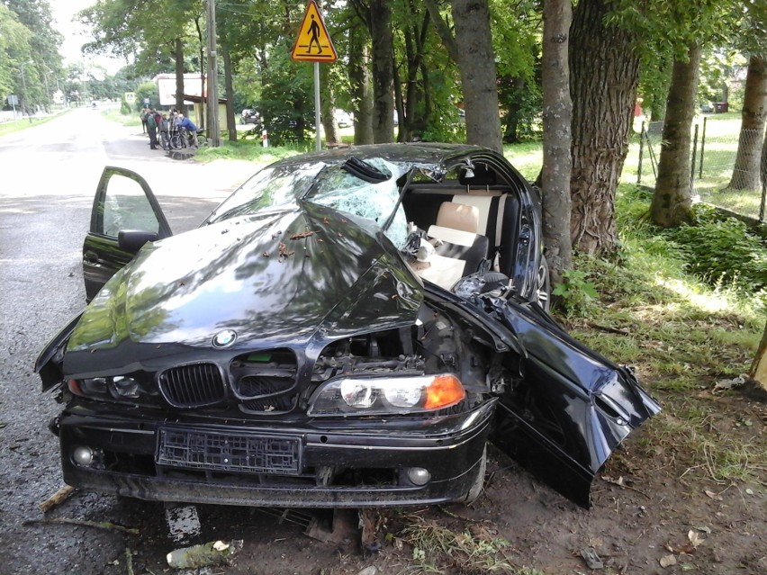 Rudka. Wypadek na DW 681. BMW uderzyło w drzewo. Kierowcę wyciągali strażacy (zdjęcia)