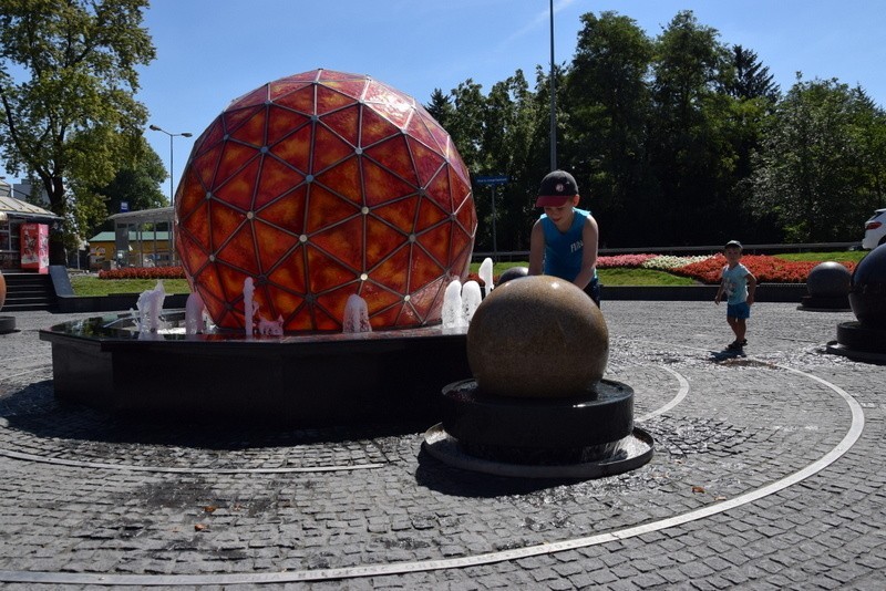 Tarnów. Kosmiczna fontanna znowu cieszy oko. Słoneczko świeci w niej teraz na czerwono [ZDJĘCIA]