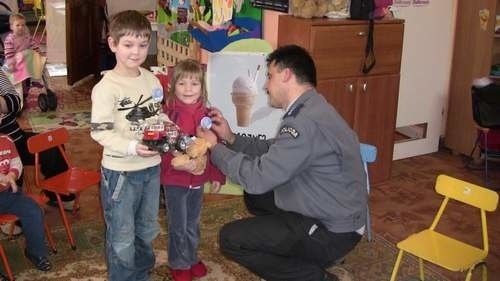 Adaś (na zdjęciu razem z siostrą Nikolą) dostał prezenty w nagrodę za to, co zrobił. M.in. od policjanta aspiranta Sztabowego Arkadiusza Pintala zabawkowy policyjny radiowóz, a siostra pluszowego misia.