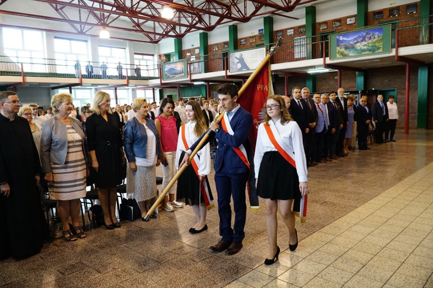 W poniedziałek, 2 września w polskich szkołach zabrzmiał...