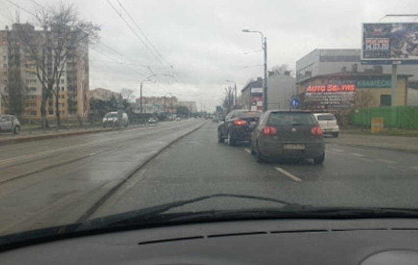 Między innymi volkswagen musiał gwaltowanie zahamować, nie...