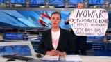„No war” w rosyjskiej telewizji. Marina Owsiannikowa wyszła na wolność. Kim jest dziennikarka? Jak rosyjskie władze represjonują media?