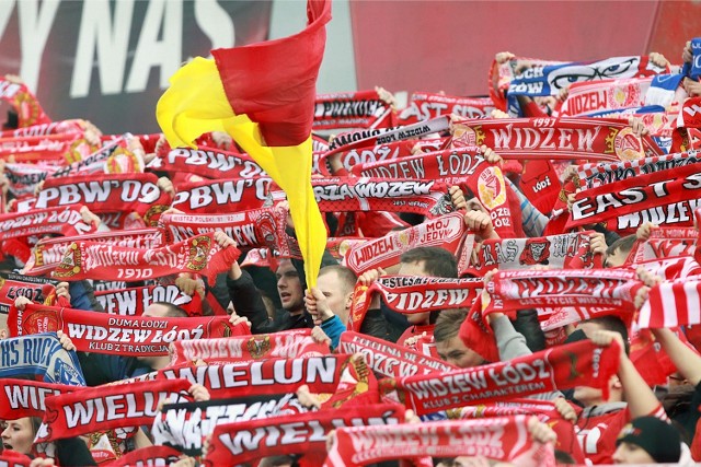 05.04.2014 lodz .mecz ekstraklasy w pilke nozna pomiedzywidzewem lodz(czerwone stroje)i wisla krakow zakonczony wynikiem 2-1.na zdj kibice widzewa nz pilka , nozna , mecz , pilkarz , pilkarze , boisko , stadion fot szymczak krzysztof / polskapresse *** local caption *** lodz dziennik lodzki