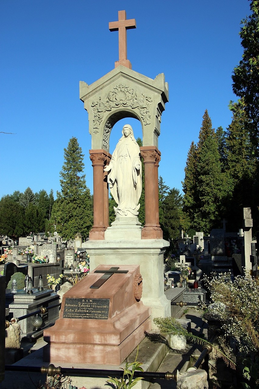 Na cmentarzu parafialnym  przez 235 lat  spoczęło dziesięć pokoleń gorliczan